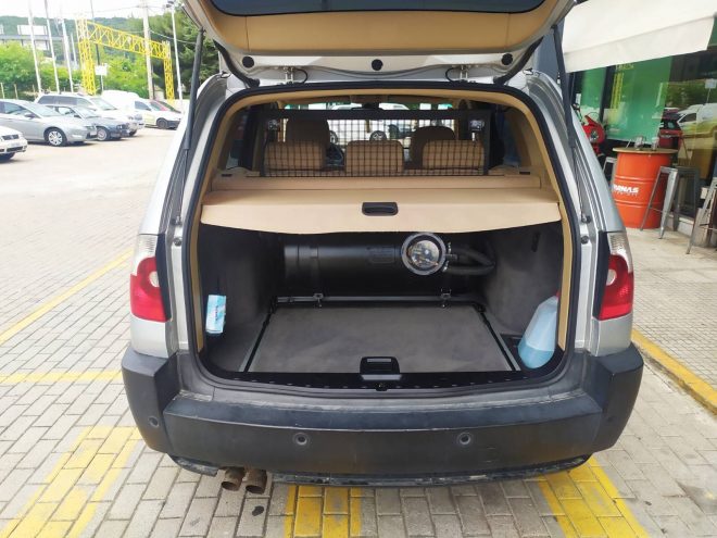 υγραεριοκίνηση σε BMW X3 με σύστημα LOVATO C-OBD II-χώρος αποσκευών